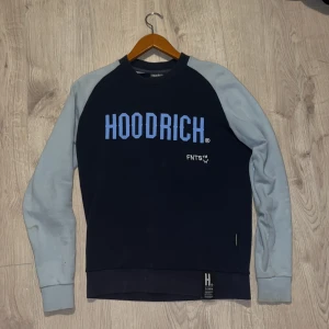 Hoodrich tjocktröja ljus/mörkblå - Size XS,okej skick använts ett par gånger och smink fläck på armen.