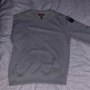 En armstrong Parajumper tröja - Tröjan är köpt för några dagar sen helt ny aldrig använd! Storlek S, Färg Grå säljer den för att behöver pengar. Priset kan diskuteras!