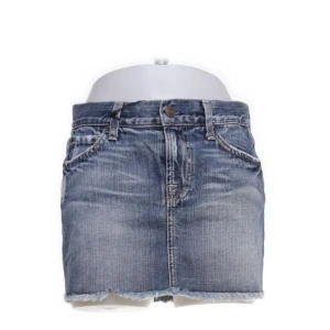 Jeanskjol - Säljer en jeanskjol från 7 for all mankind. Knappt använd, jättefint skick. Snygga coola fickor och fin blå tvätt. Midjemått 76cm