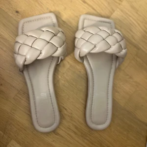 vita tofflor  - fina till stranden osv, använda men inte några stora defekter 