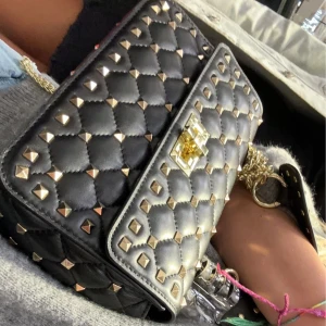 Valentino stud bag - En superfiiin valentino liknande väska, använd bara 2 ggr men har köpt en ny väska så säljer denna💞
