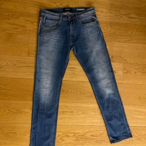 Replay dave jeans  - mycket bra skick  säljer pågrund av att dom inte passar längre 