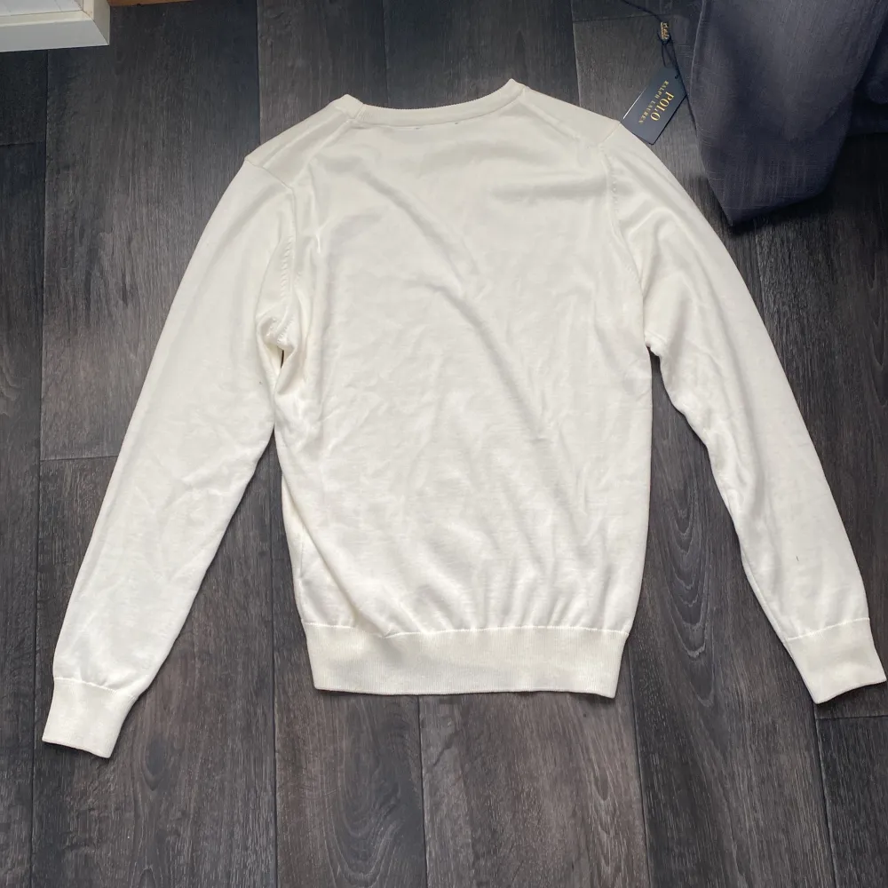 Stickad polo ralph Laurent sweatshirt| Skick 10/10 (oanvänd med tagg) | färg beige | nypris 2149kr vårt pris 799 | storlek M |  Skriv vid eventuella frågor eller funderingar. Tröjor & Koftor.