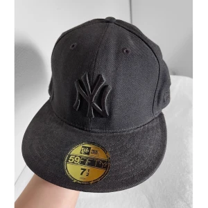 Keps - Snygg keps från ”59Fifty”! Köparen står för frakten men kan även mötas upp i Uppsala, Knivsta eller Sigtuna! Tveka inte att fråga mig om något✔️