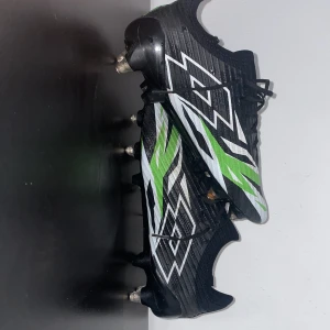 Fotbollskor Skruvdubb  - Hej! Säljer dessa skor eftersom att dom ej kommer till användning skorna har användts vid cirka 5 tillfällen!