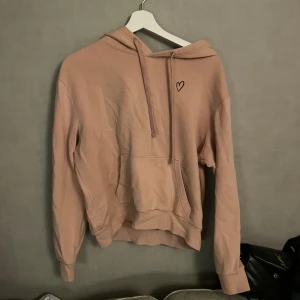 Rosa hoodie  - Rosa hoodie från H&M i storlek S med ett litet svart hjärta på bröstet 🤍
