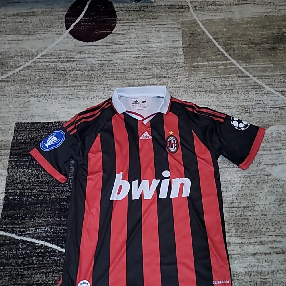 AC milan tröja med nummer 80 ronaldinho på ryggen. . Sportswear.