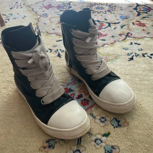 Rick owens fat laces  - Lite för stora för mig men hoppas på en som uppskattar dom. Ba komma o testa! 