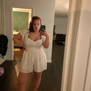 Playsuit - Playsuit i storlek L från hollister, aldrig använd och är därmed i väldigt fint skick🥰