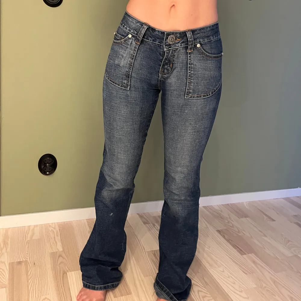 Sjukt fina Lågmidjade Bootcut jeans!  Modellen är 165 och jeansen är långa på henne!  Storlek 26. Jeans & Byxor.