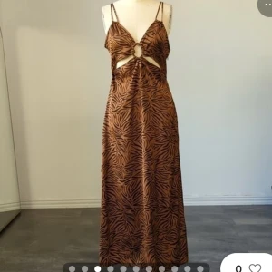Zara satin klänning zebra M - Jättefin klänning från Zara som tyvärr blev för liten. Använd 1 gång. 