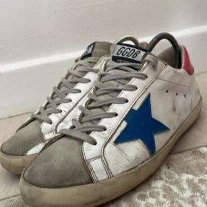 Golden goose skor - Ett par riktigt feta golden goose skor i storlek 40 men passar 41 också. Mitt pris är 1299. Priset kan diskuteras vid snabb affär! Skick: 7/10