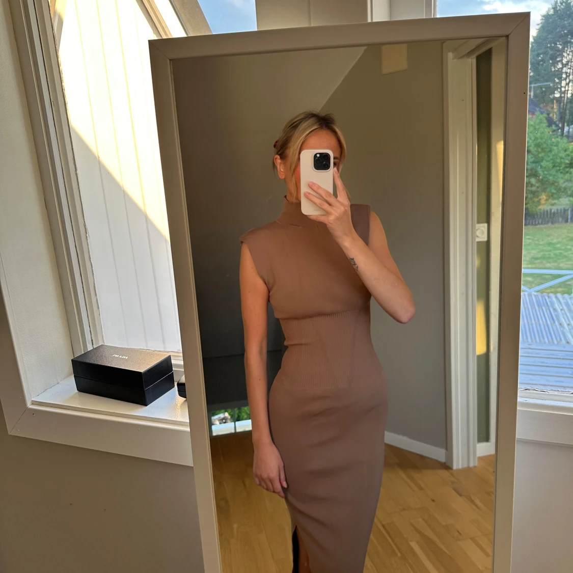 Beige ärmlös klänning