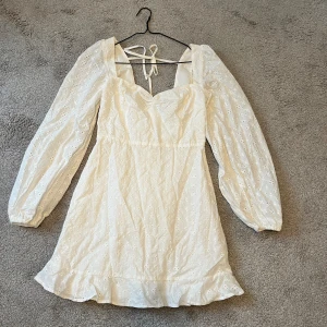 Vit klänning - Säljer min klänning då jag endast köpte den för att ha på skolavslutningen, den är i storlek 36 och passar mig perfekt som är 167💕(den är endast använd en gång)