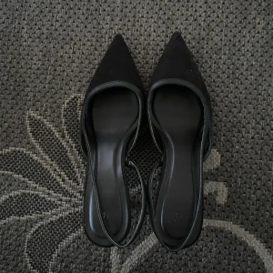 Spetsiga klackar  - Stl 39 från Hm  Använda kanske 2-3 gånger Klacken är 7cm