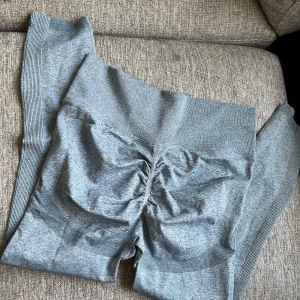 Träningstights  - Säljer träningstights med scrunch🌸