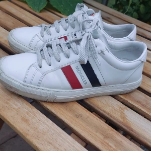 Moncler Skor  - Moncler New Monaco i storlek Storlek 41-42,5 Skick:7/10 Köpta på Moncler butiken i Köpenhamn för Ca 4500 för ett par år sedan, säljs nu då de är för små. Dustbags och kvitto ingår såklart.   Frakt helst med postnord