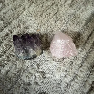 Amerthyst och rosenkvarts kristaller - Fina kristaller som kan användas åt smycken eller decoration
