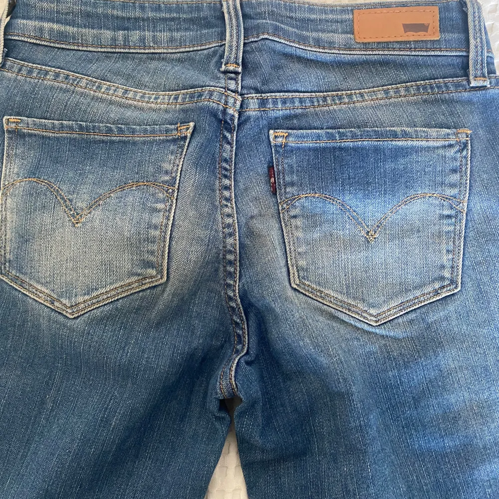 Säljer ett par lågmidjade bootcut levis jeans då de ej passar mig längre. W24 och L32. Står att de är mid, men skulle säga att de sitter low på.. Jeans & Byxor.