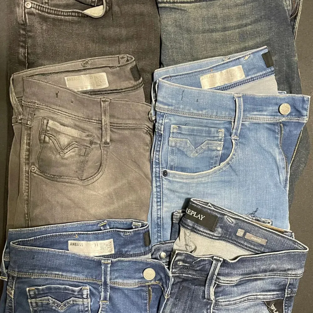 Säljer flera par Replay jeans och Nudie jeans i olika färger. Storlekarna är från W29-W32. Får in jeansen om ett par dagar. Skriv om ni är intresserade av något par🙌. Jeans & Byxor.