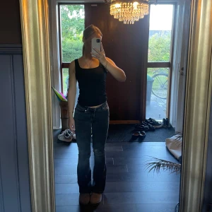 Låg midjade Bootcut Jeans - Säljer dessa snygga jeans från Gina då dem inte sitter snyggt på mig😆Dem är i den snyggaste grå färgen som kommer passa perfekt till hösten!🍁