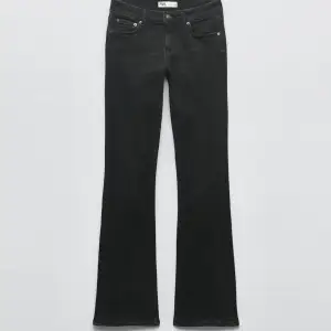 Lågmidjade bootcut jeans ifrån zara, använts typ två gånger har klippt av lite där nere men för referens så passar de bra i längden på mig som är 166🩷