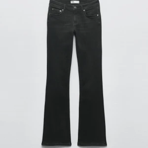 Lågmidjade bootcut jeans  - Lågmidjade bootcut jeans ifrån zara, använts typ två gånger har klippt av lite där nere men för referens så passar de bra i längden på mig som är 166🩷