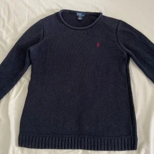 Stickad polo Ralph lauren tröja  - Jag skulle säga att skicket är 8/10  Nypris ligger på runt 1000kr Och det är storleken 16-18 i barn vilket motsvarar ungefär S i vanlig storlek 