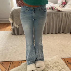 Jeans  - Lågmidjade jeans från Lee, jättecoola detaljer nedtill❤️ lånade bilder säljer för att jag inte använder dom så mycket, pris kan diskuteras vid snabb affär 