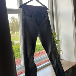 Replayjeans grå - Ett par riktigt snygga replayjeans! Nästan helt oanvända, mest legat i garderoben. Nypris: 799kr, mitt pris: 299kr.
