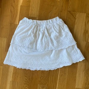 Kjol - Vit kjol från zara. Säljer då den inte kommer till användning längre. Kjolen är i storlek 14 år (164cm) men den är väldigt stretchig så den funkar även till större storlekar🤍🤍