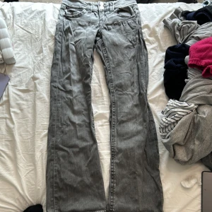 Gråa jeans  -  Gråa Jeans ifrån Yng Gina i storlek 152 använda fåtal gånger🤍