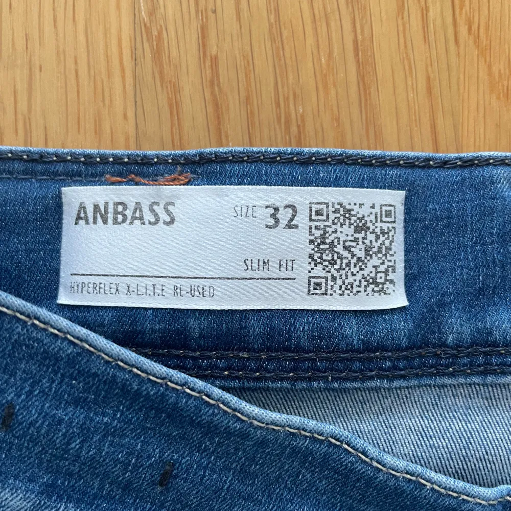 Säljer dessa replay jeans då jag inte använder de. Knappt använda och riktigt bra skick. För mer frågor? bara att skcika till mig! Storlek 32. Jeans & Byxor.