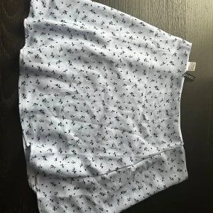 Mini skirt - ~OANVÄNDA~ Ljus blå kjol med fina blåa små detaljer av blommor. Luftig och bra sommarkjol 