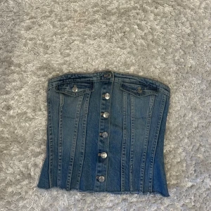 Zara topp - Säljer nu denna jeans topp från zara 💞💞