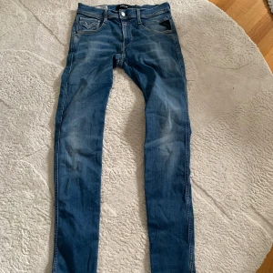 Replay anbass - Tja, säljer dessa schyssta anbass då dem inte kommer till användning, därav de låga priset! Storlek 29 men passar mig som e 185. Hör av er vid minsta lilla.