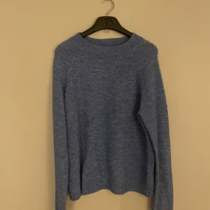 Blå stickad tröja  - Hej säljer nu min blåa stickade tröja då den inte kommer till användning. Använd 2-3 gånger☺️