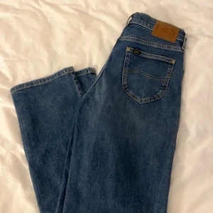 Lee jeans Jane - Blåa Lee jeans i modellen ”Jane Straight” i storlek W27 L33! Använda max 2ggr, är i nyskick! Ordinarie pris är 1099kr, säljs för 600kr💕