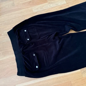 Juicy byxor - Knappt använda, intressekoll på min Juicy couture byxor i storlek M. 