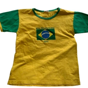 Brazil baby tee - Säljer denna som köptes i Brasilien när jag var liten, användes även bara då. Den skulle passa någon som har xxs, xs och kanske s🫶🏻