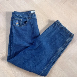 Polar 93 jeans - Polar 93 jeans 34/34 Mått: Längd: 109cm Midja: 44cm Innerben: 79cm Lårben: 33cm Benöppning: 23cm Byxorna är i nyskick men medväldigt lite heelbite. Tveka inte att höra av dig vid frågor!  