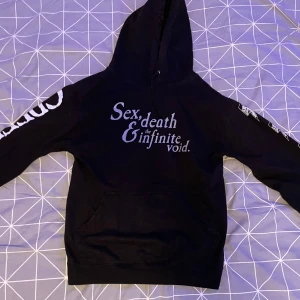 Svart hoodie med tryck - Säljer en svart hoodie med coolt tryck på både fram- och baksidan. Använda en del men inga tecken på slitage. 