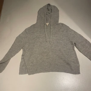 Stickad hoodie - Jättesnygg stickad hoodie ifrån hm. Perfekt till hösten