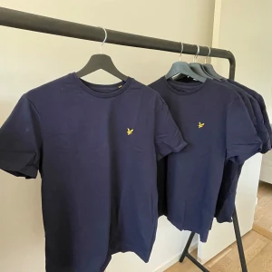 Mörkblå t-shirt från Lyle & Scott #5 - Lyle and Scott i mörkblå/marin blå #5 (Har flera likadana i storlek M och färg mörkblå) 