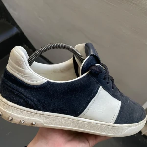 Valentino fly crews  - Tja säljer nu dessa efterfrågade valentino fly crews i strlk 42! Sjukt fräscha med endast 3 nitar borta! Nypris ca 7000kr, mitt pris 3599! Pris kan diskuteras. Skriv vid frågor/ funderingar!