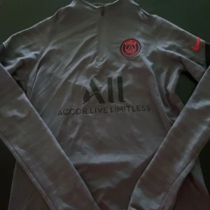 Psg tracksuit tröja  - Säljer denna psg tracksuit tröjan då den inte kommer till användning längre. Passar mig som är 172 o bär storlek S. Bra skick 