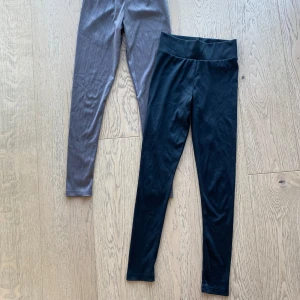 Träningsbyxor  - Super fina och sköna tränings thigts. Skönt ribbat material som följer kroppen. Sitter på super bra vid träning och rörelse. Resor i midjan. 100kr styck eller 150kr för båda. 