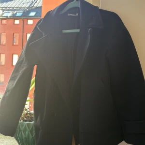 DESIGN BY SI JACKA💙 - Säljer min design by si jacka i strl xs/s! Perfekt nu till hösten🍁  Nypris: 681kr Mitt pris: 250kr💕  Jackan är väl använd men har inga defekter!  Obs! Frakten igår ej❤️