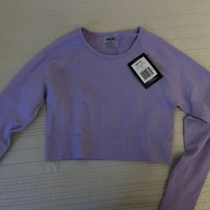 Helt ny träningströja  - Helt ny träningströja från Aimn. Croppad. 