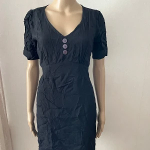 Klänning med knappar - Inget att anmärka på 